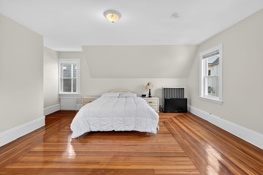 24 Carleton St