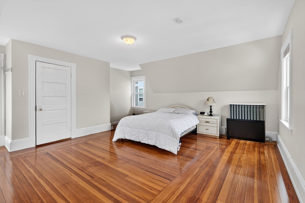 24 Carleton St