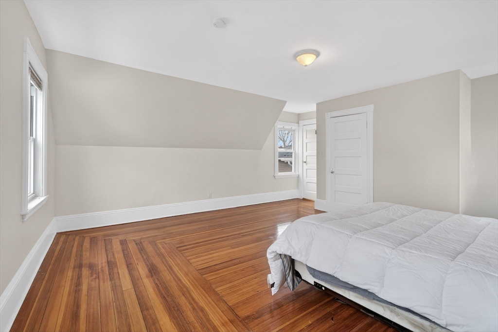 24 Carleton St