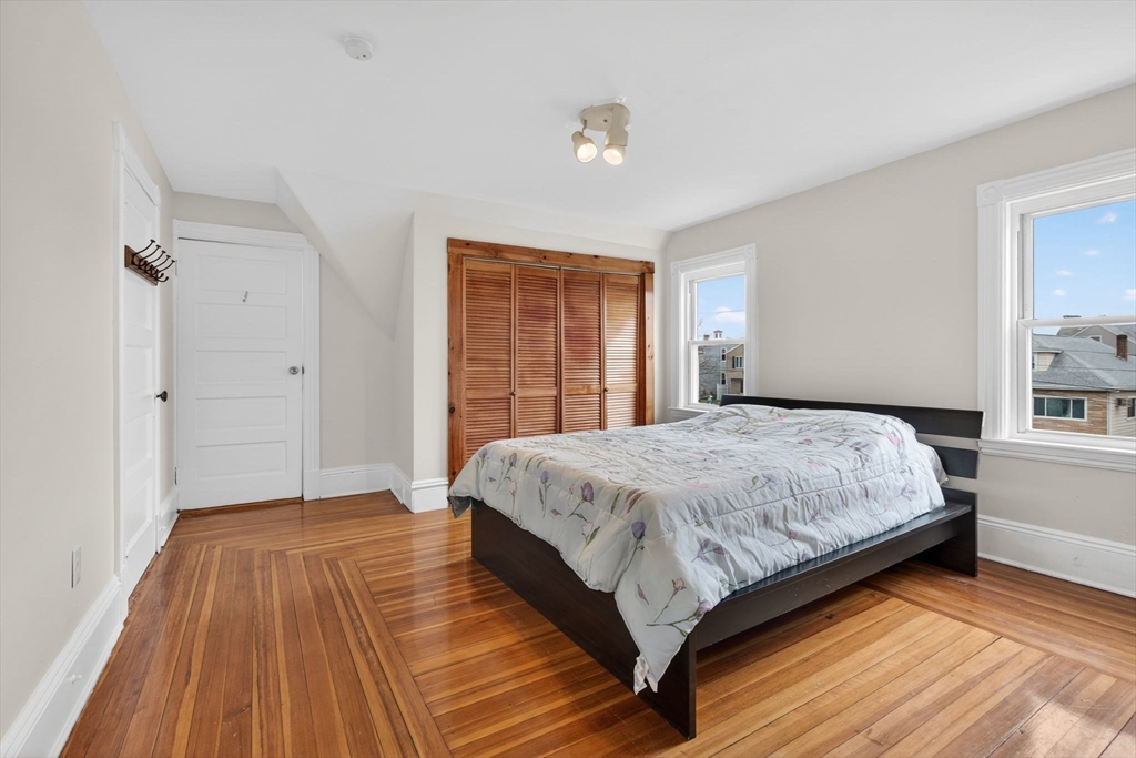 24 Carleton St