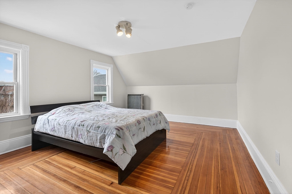 24 Carleton St