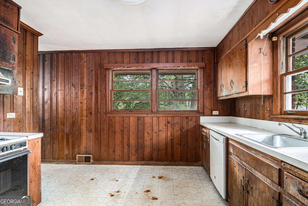 1880 Wellbourne Drive NE