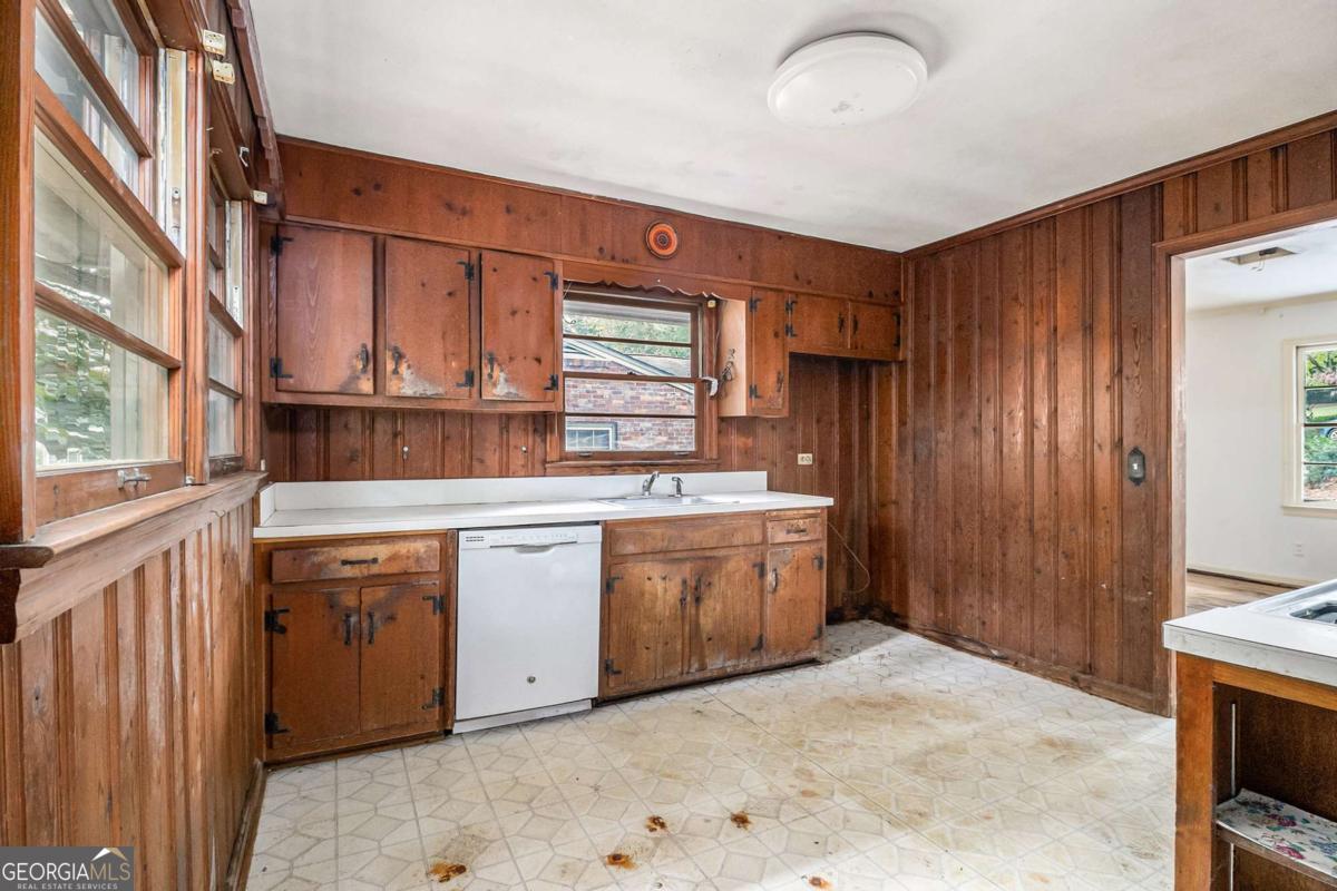 1880 Wellbourne Drive NE