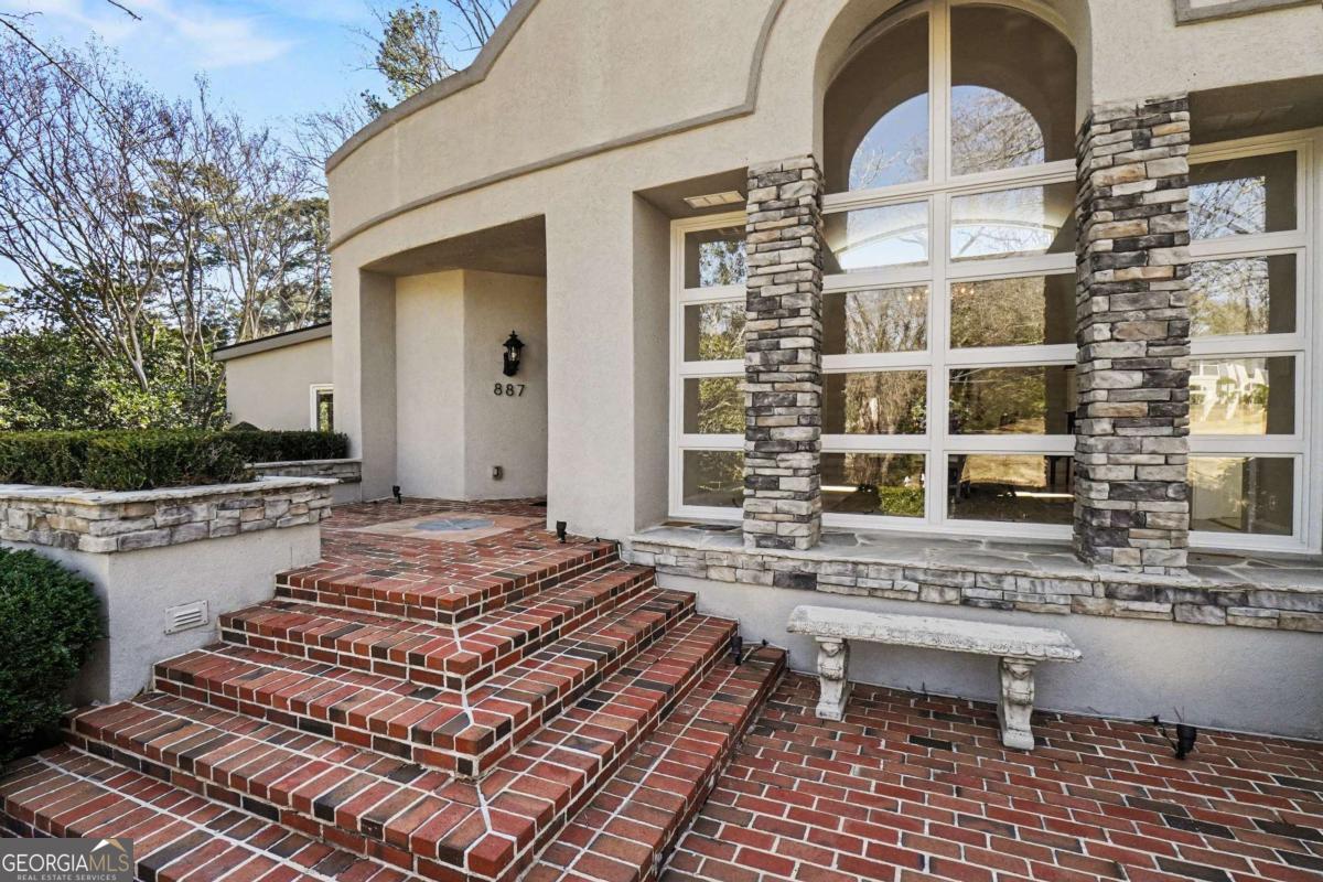 887 Berkshire Road NE