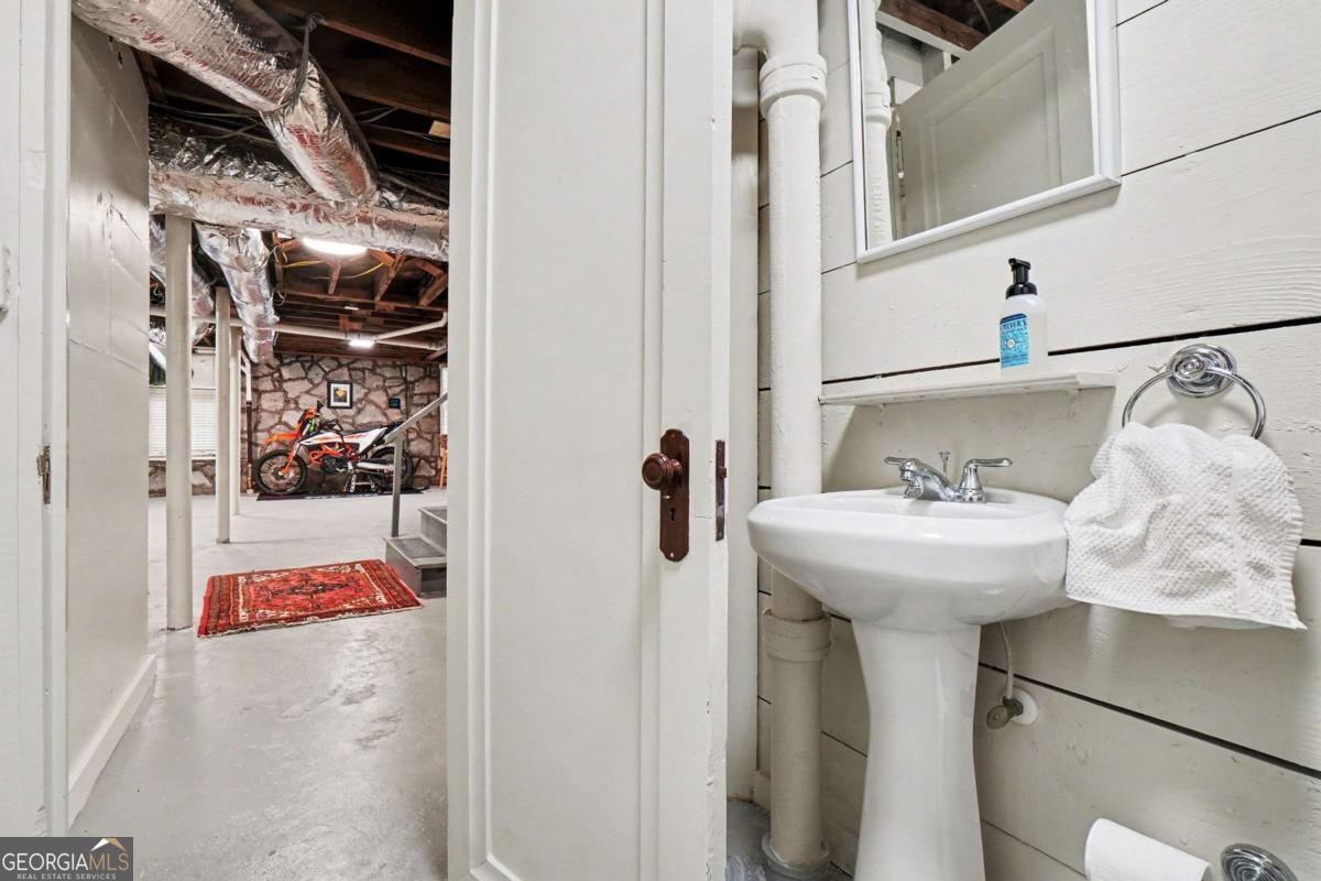 1528 N Highland Avenue NE Avenue