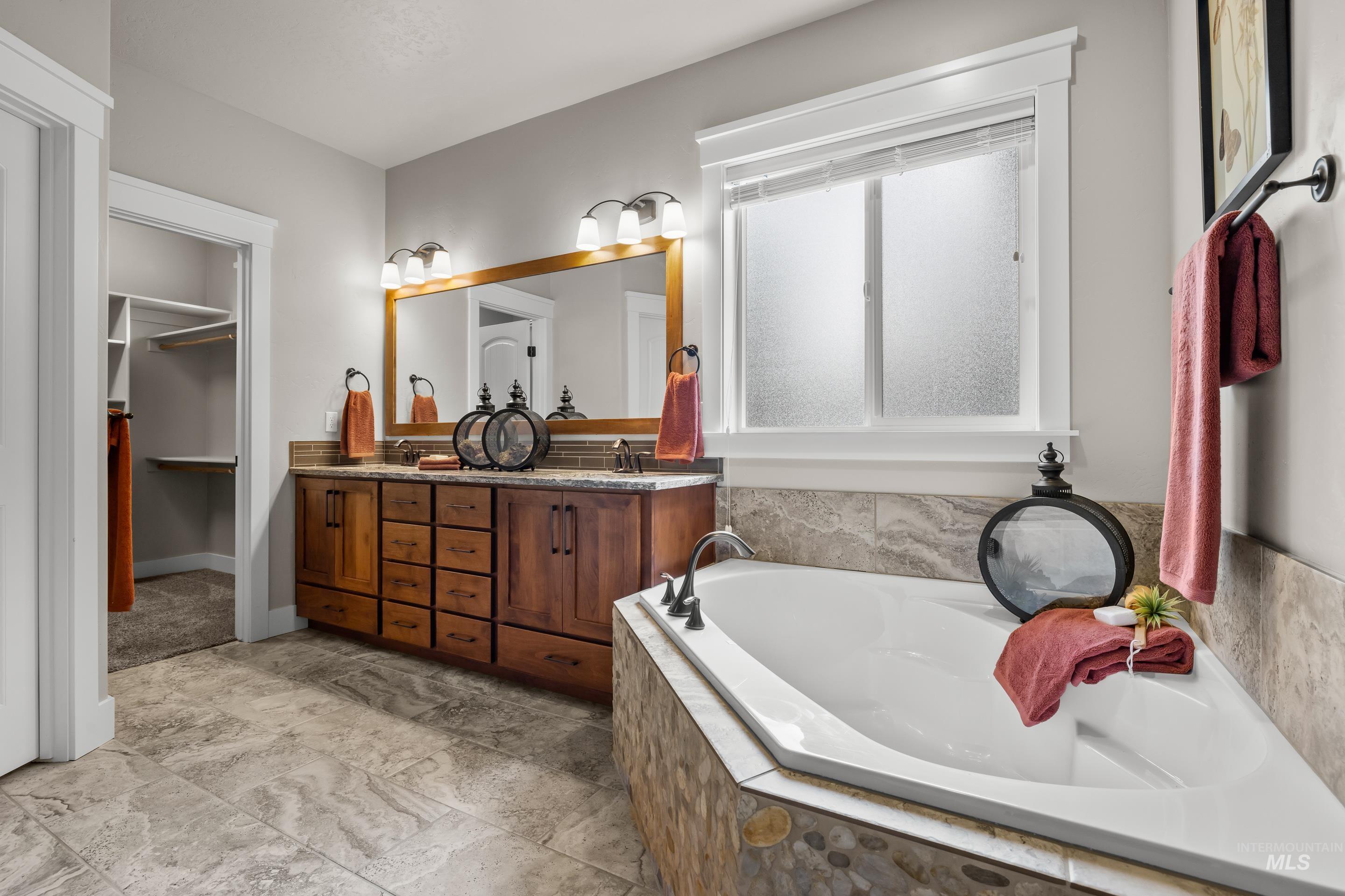 5822 Saguaro Hills Pl