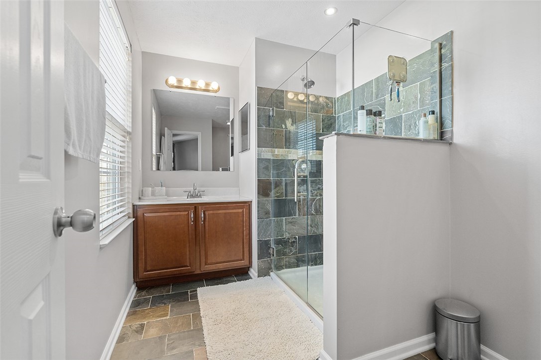 102 Oakwood Ln