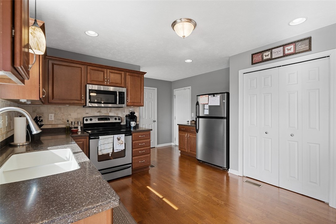 102 Oakwood Ln