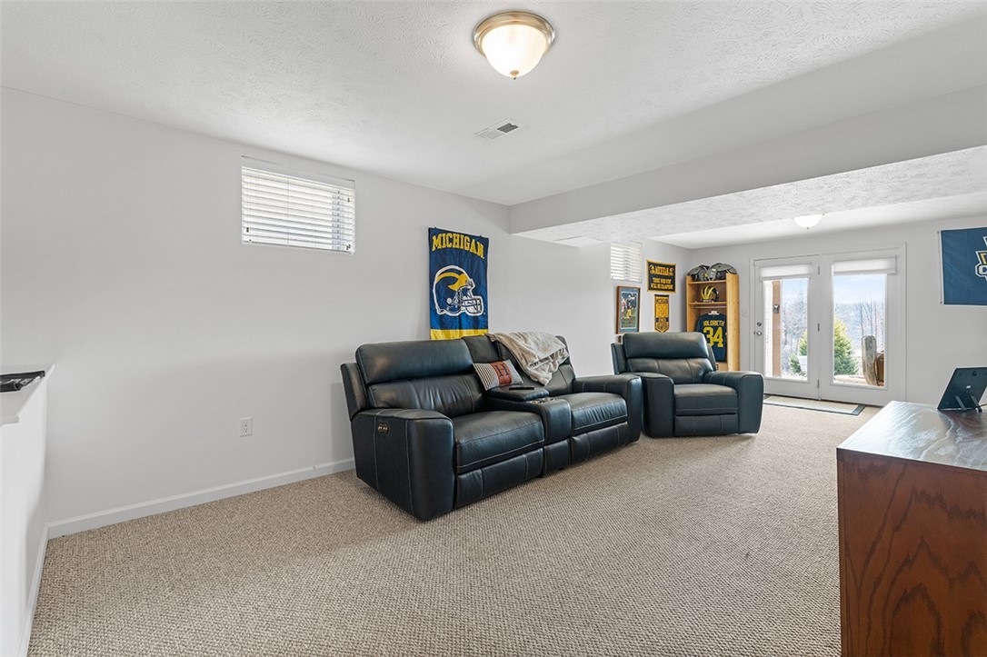 102 Oakwood Ln