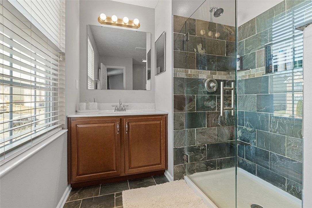 102 Oakwood Ln