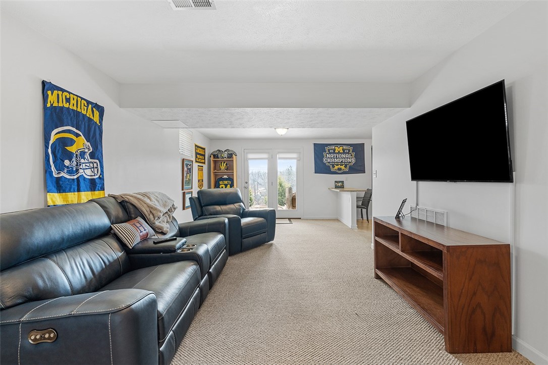 102 Oakwood Ln