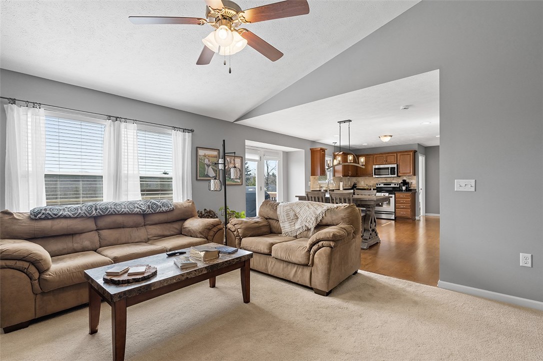 102 Oakwood Ln