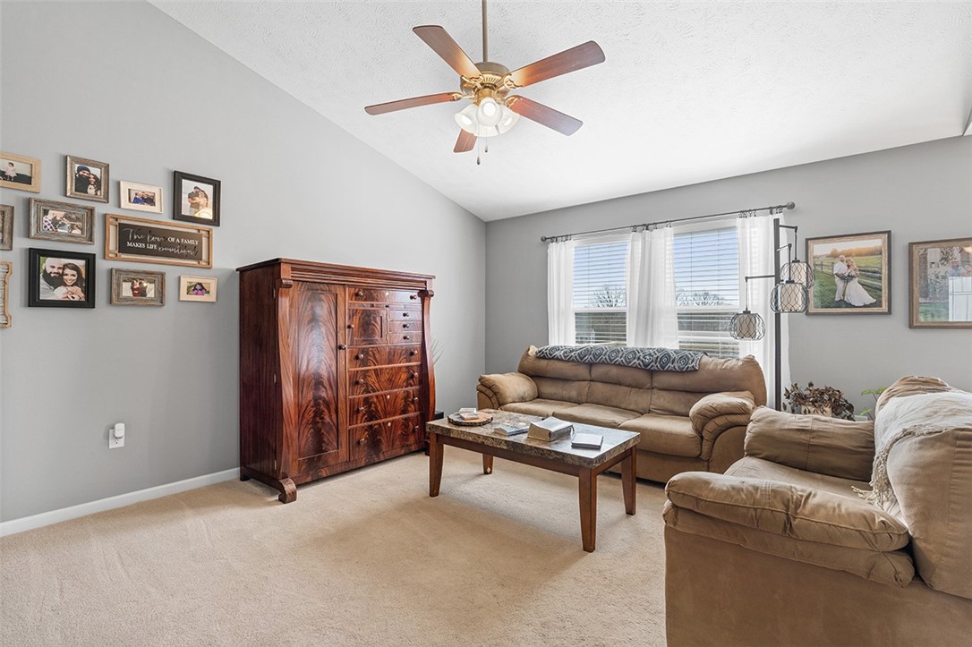 102 Oakwood Ln