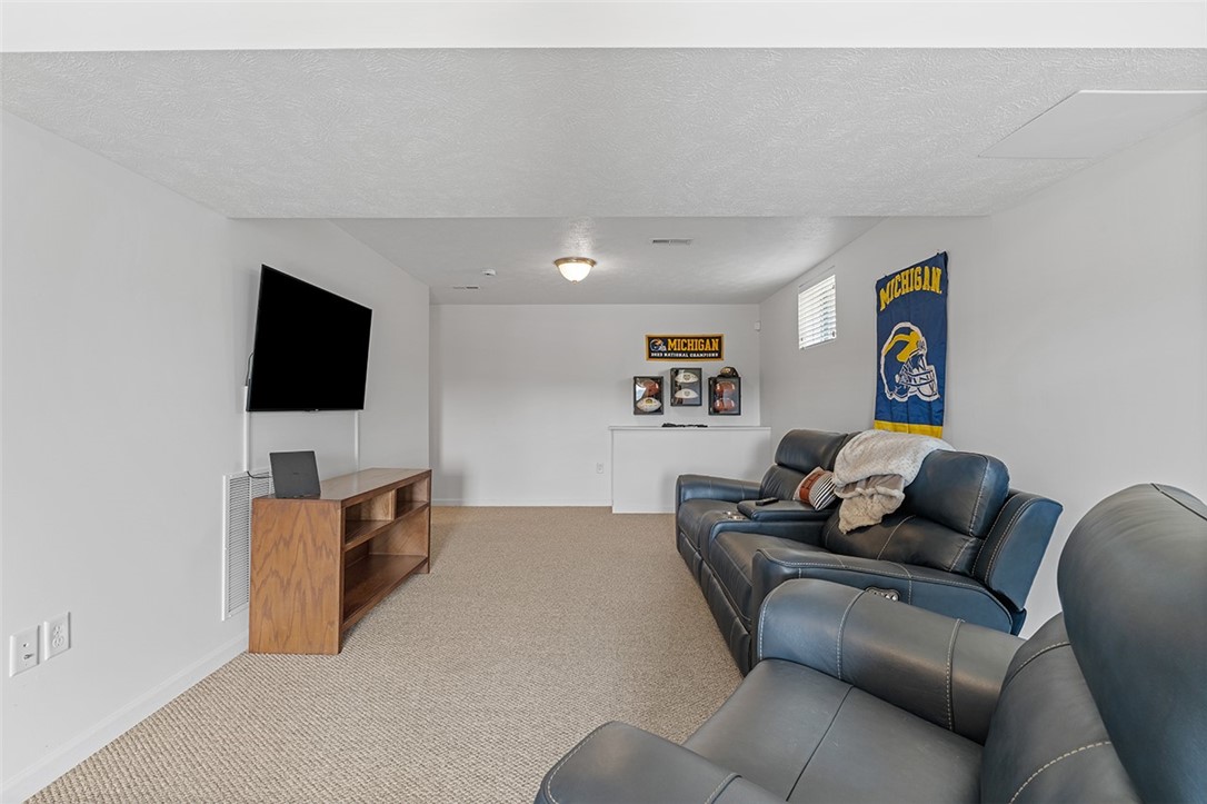 102 Oakwood Ln