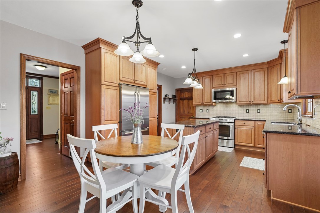 2305 Meadow Vue Dr