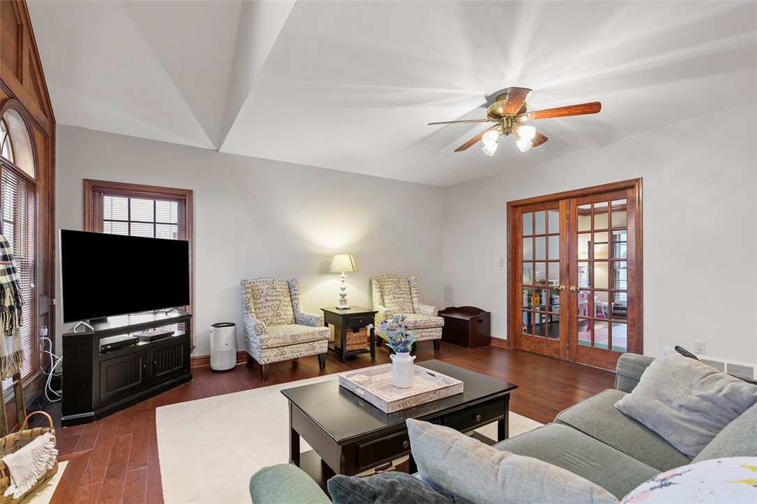 2305 Meadow Vue Dr