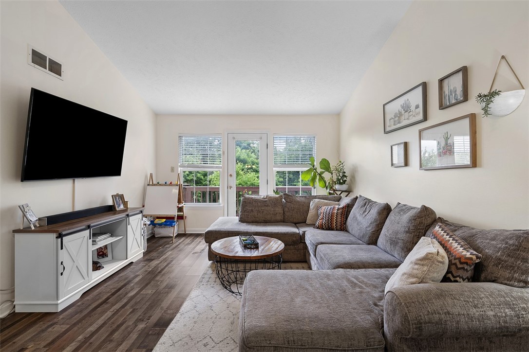 196 Oakbrook Cir