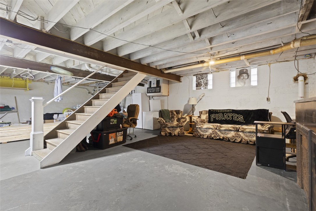 1045 Beverly Ave