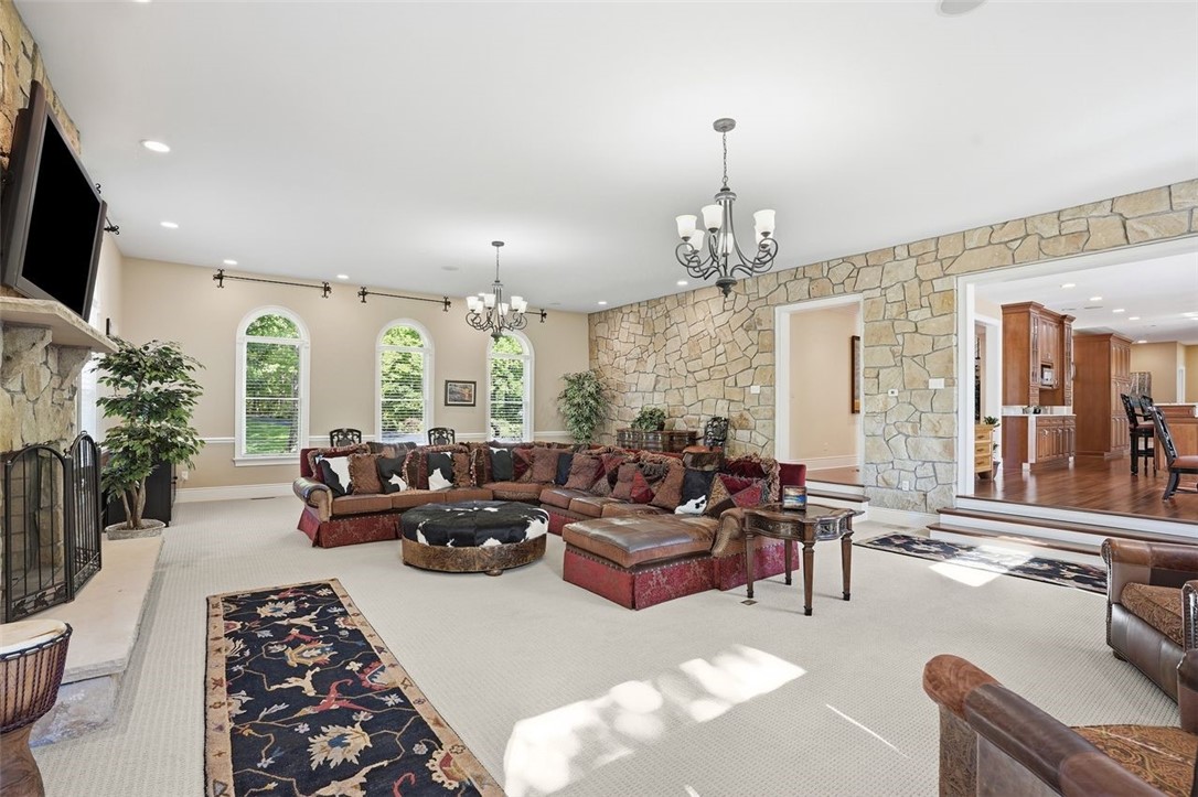 1040 Chanticleer Dr