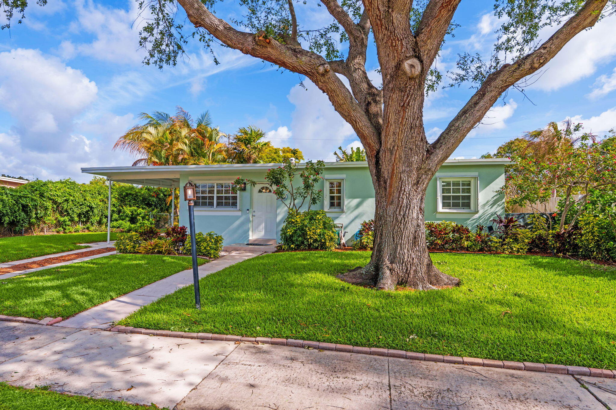 1439 W Broome Street