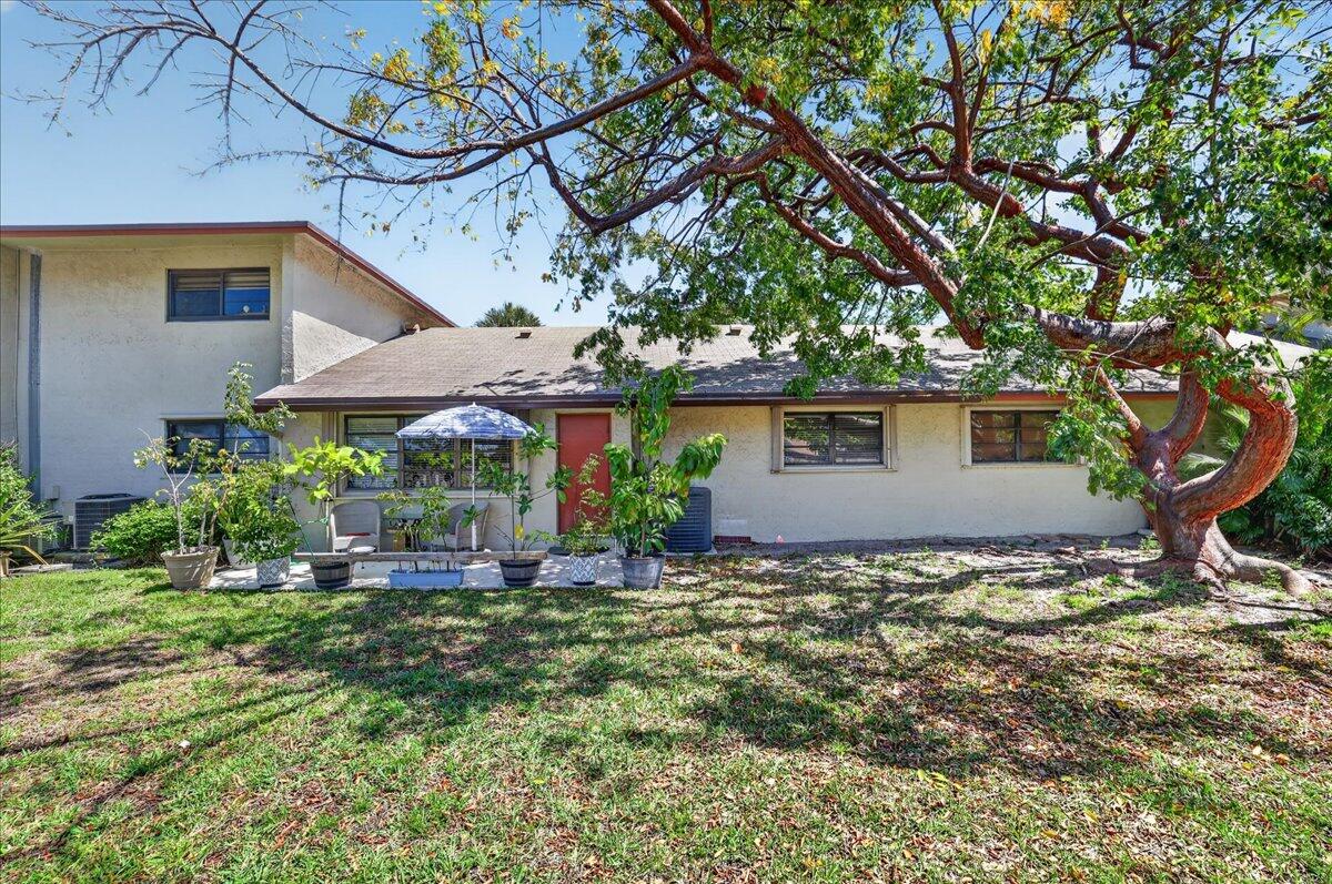 1821 NE 40th Court 305