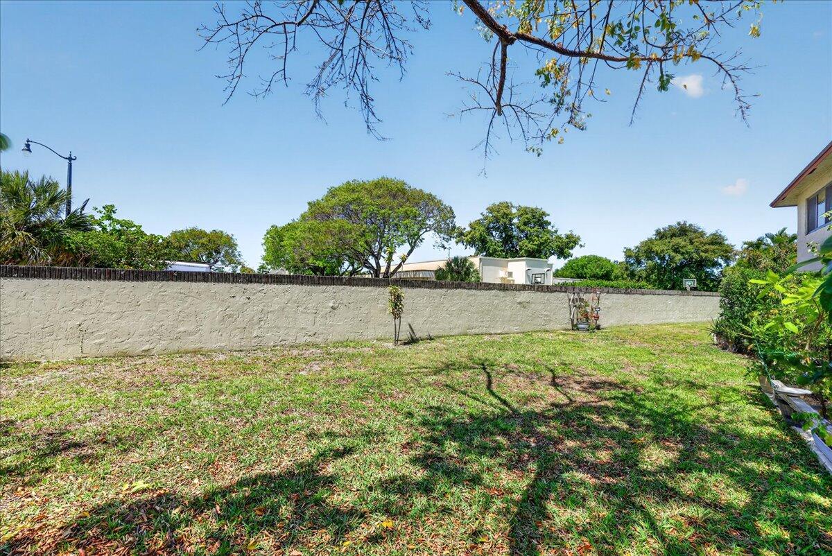 1821 NE 40th Court 305