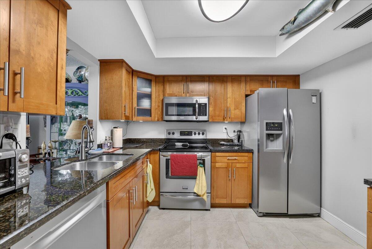 1821 NE 40th Court 305
