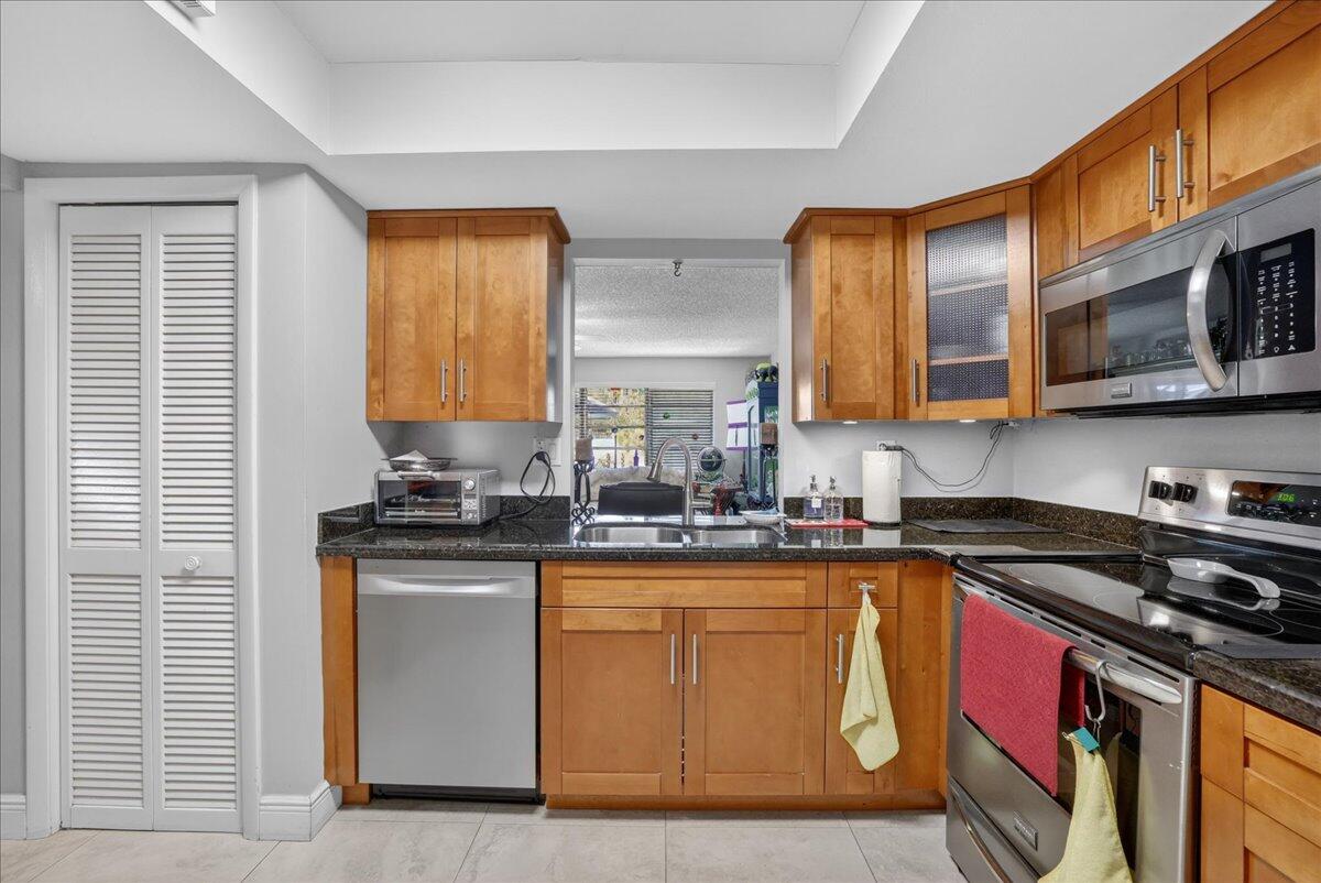 1821 NE 40th Court 305