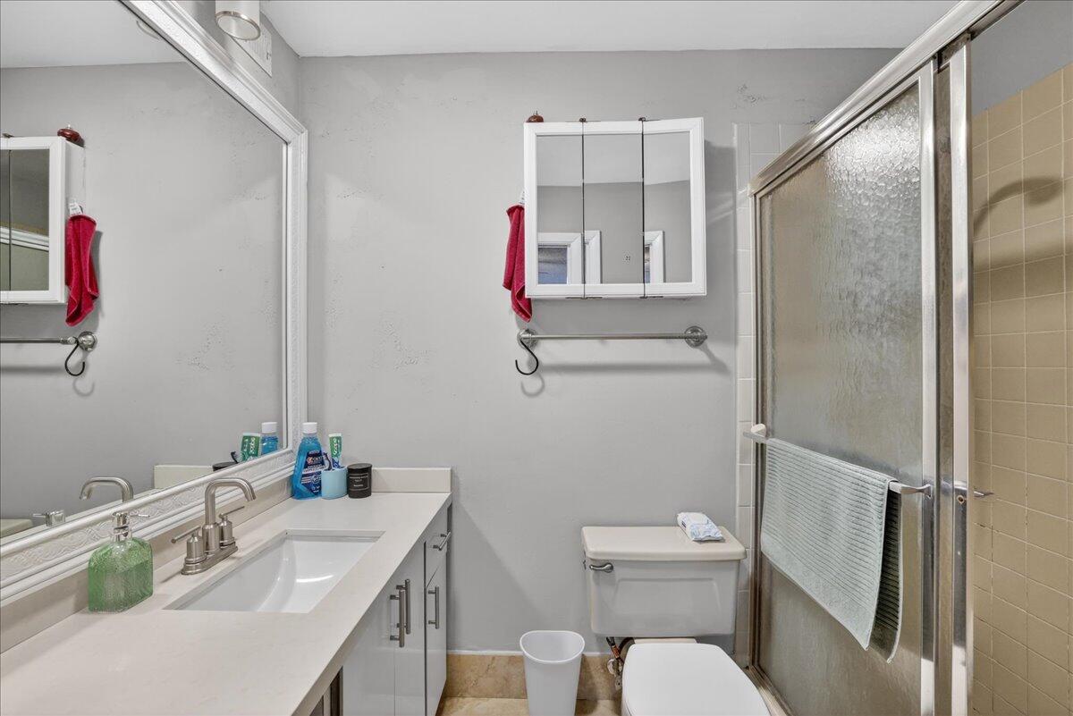 1821 NE 40th Court 305