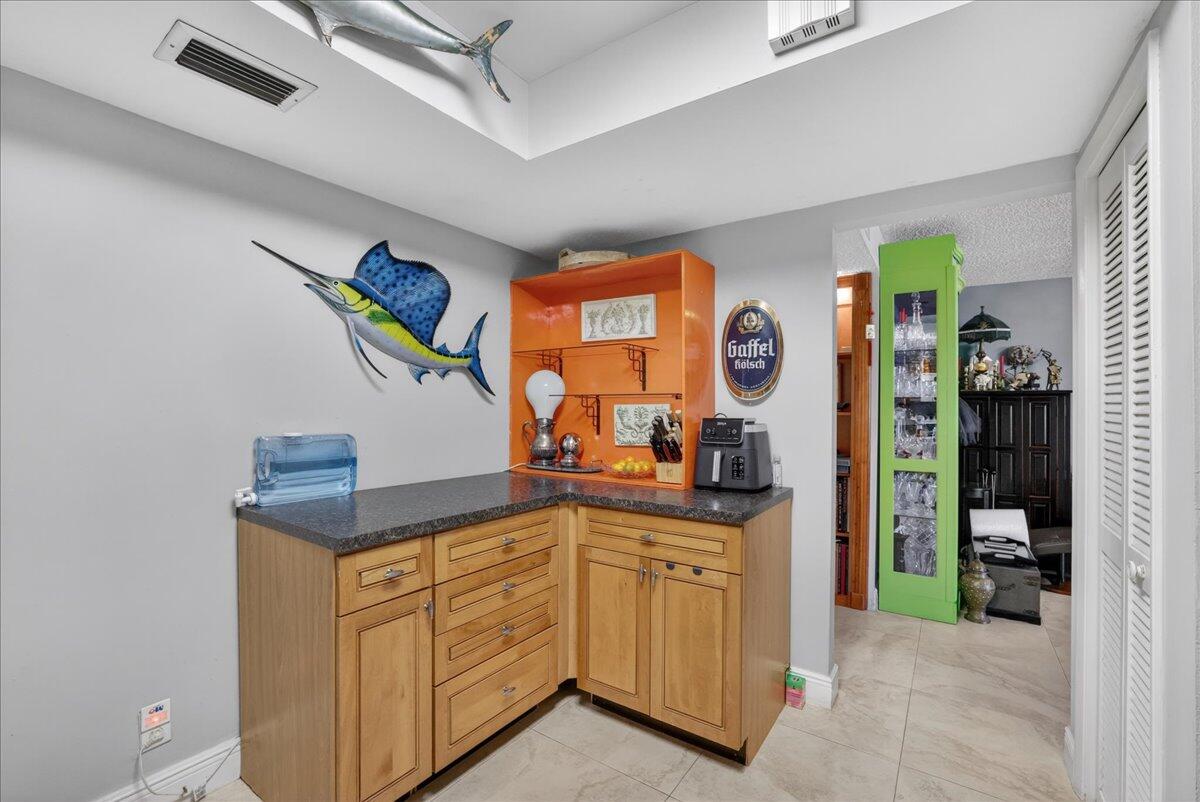 1821 NE 40th Court 305