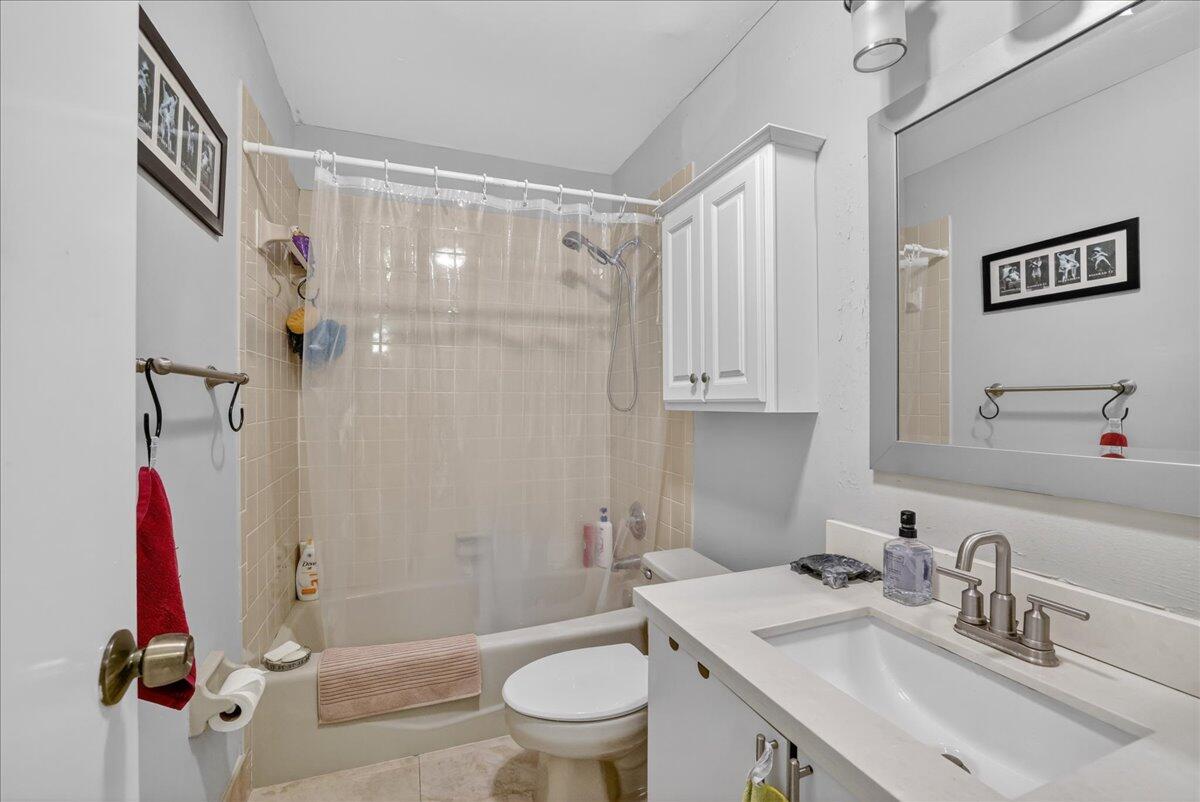 1821 NE 40th Court 305
