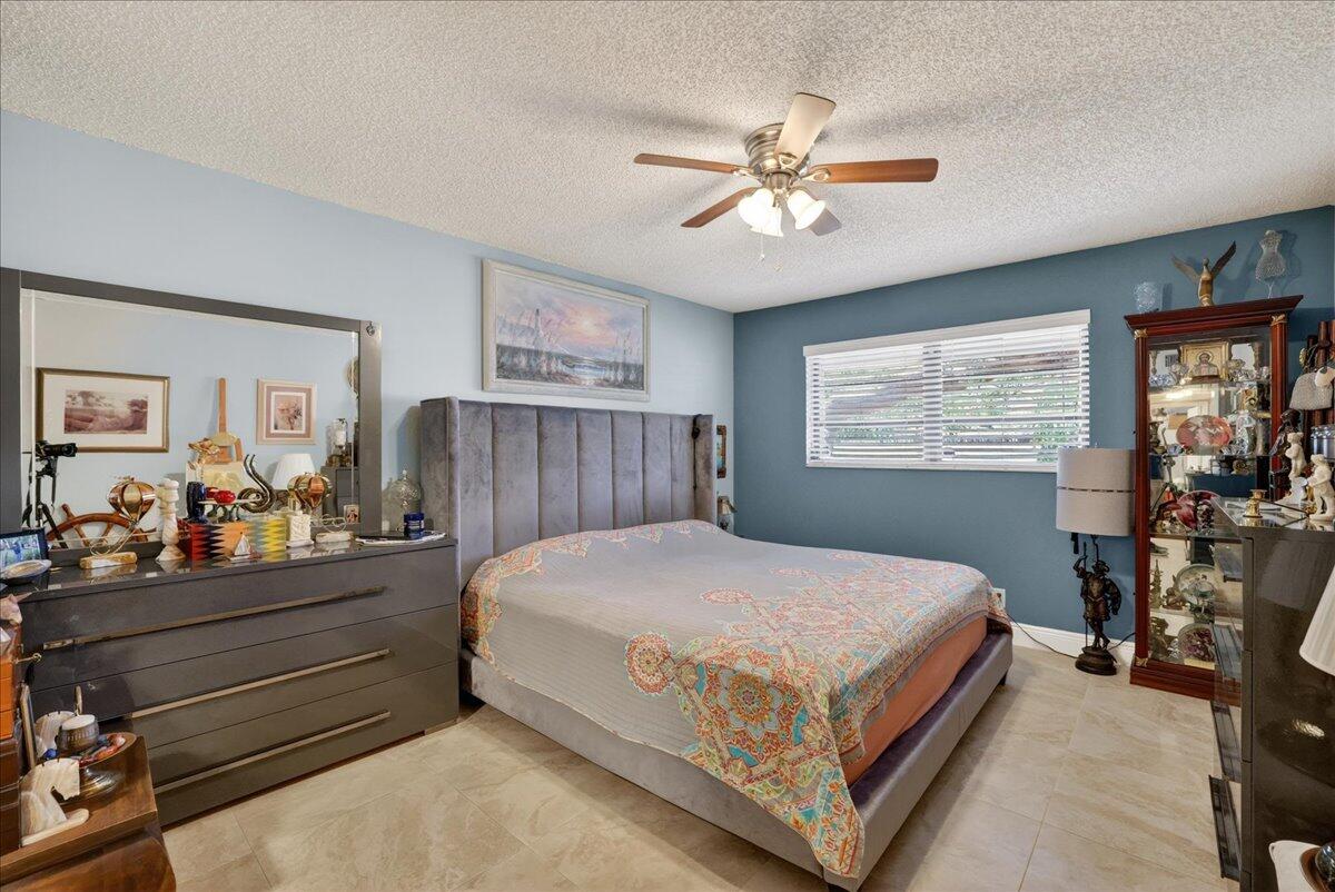 1821 NE 40th Court 305