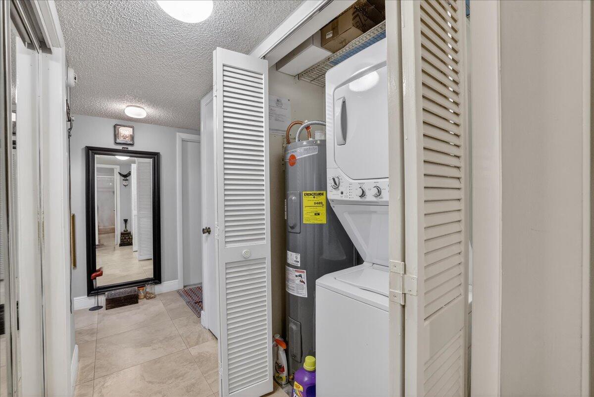 1821 NE 40th Court 305