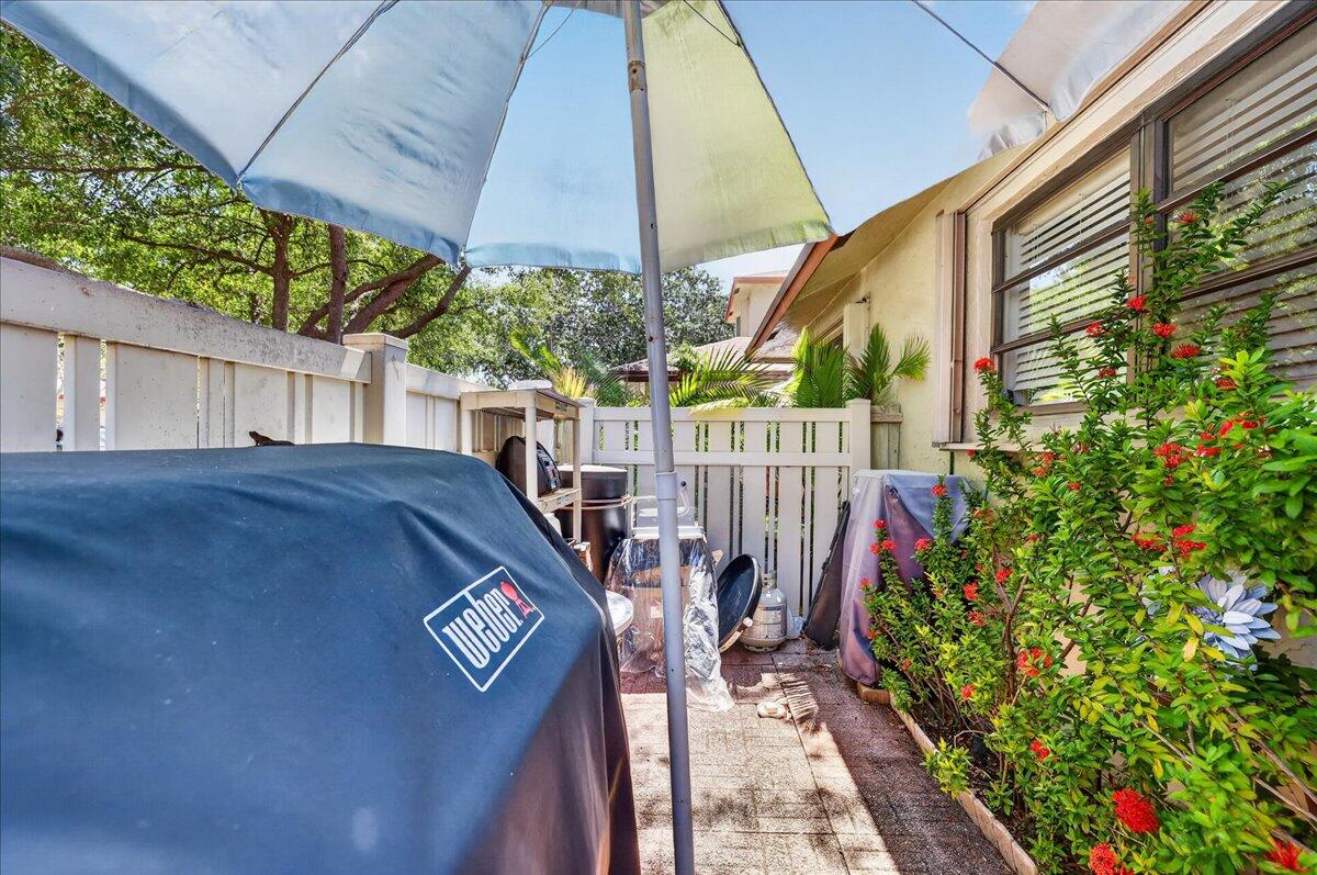 1821 NE 40th Court 305