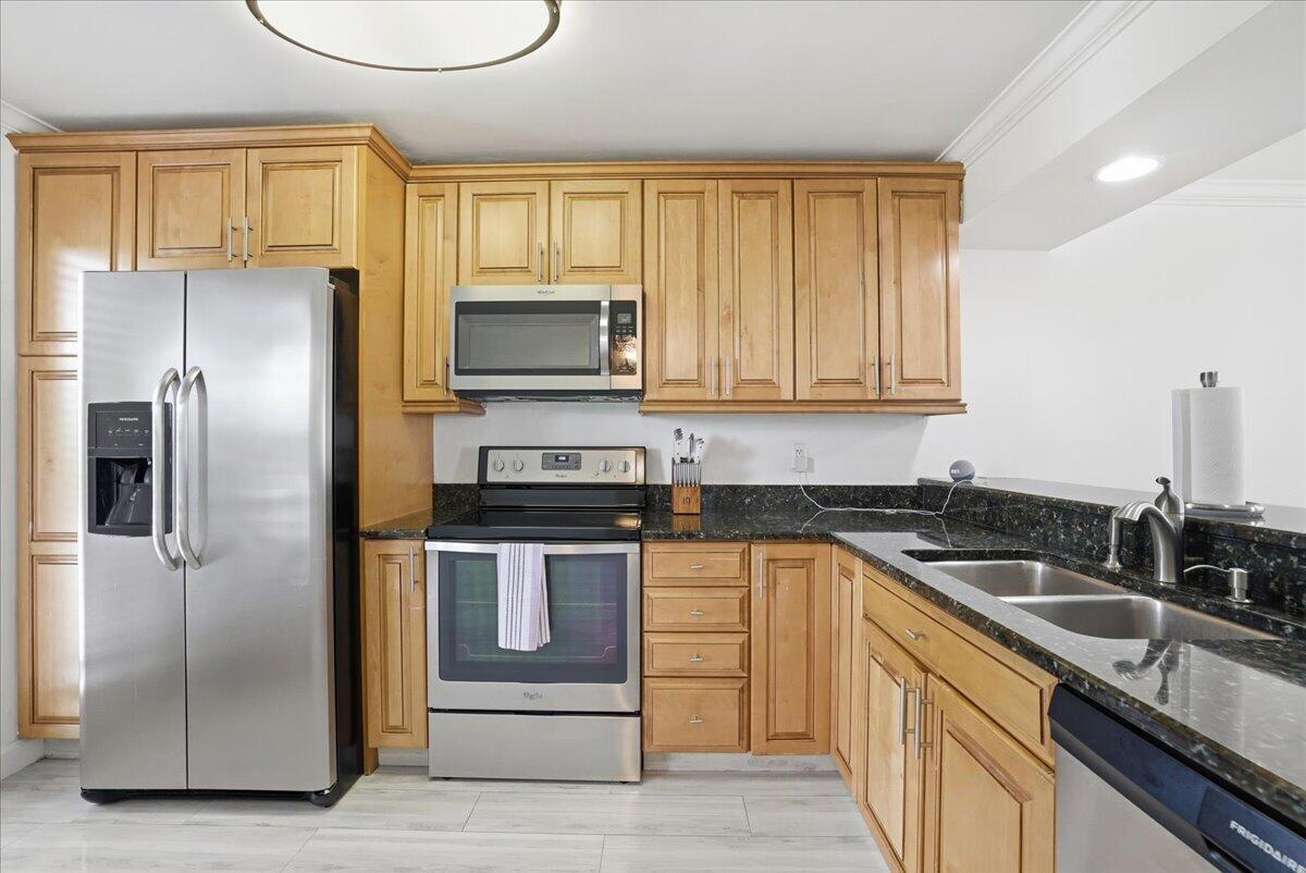 16 Royal Palm Way 2050