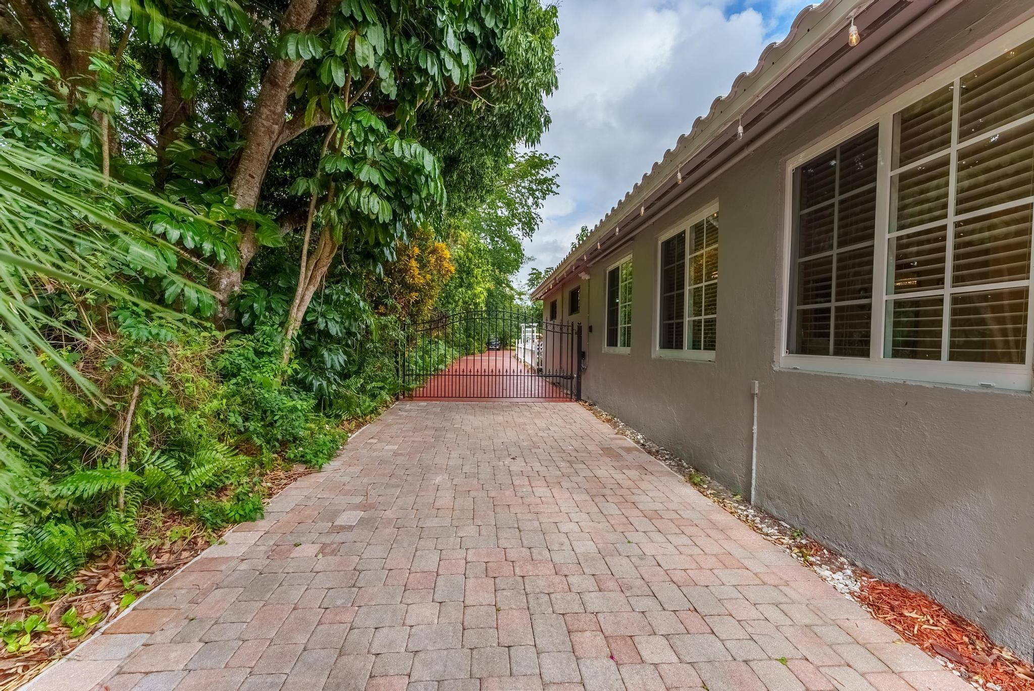 5541 W Broward Boulevard