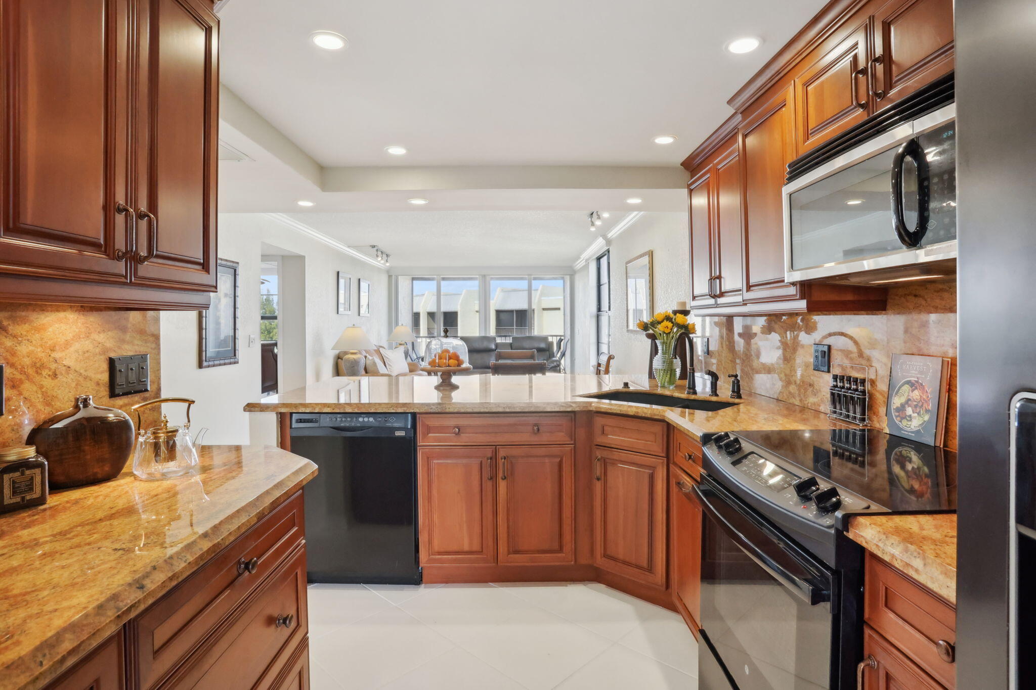 21 Royal Palm Way 606