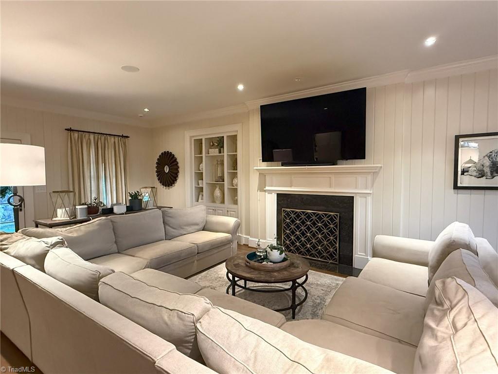 363 Hawthorne Road