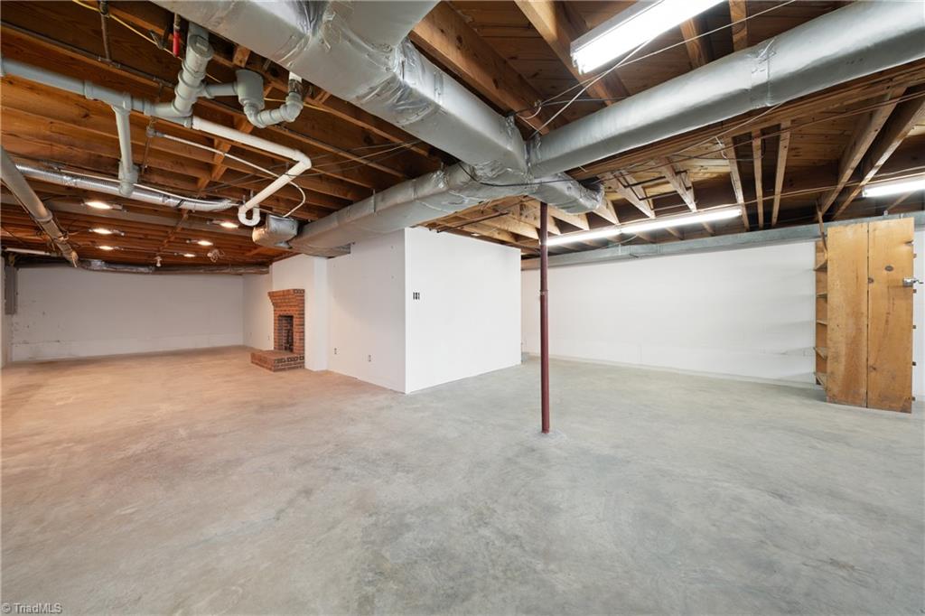 2801 Deerwood Drive, Winston-Salem