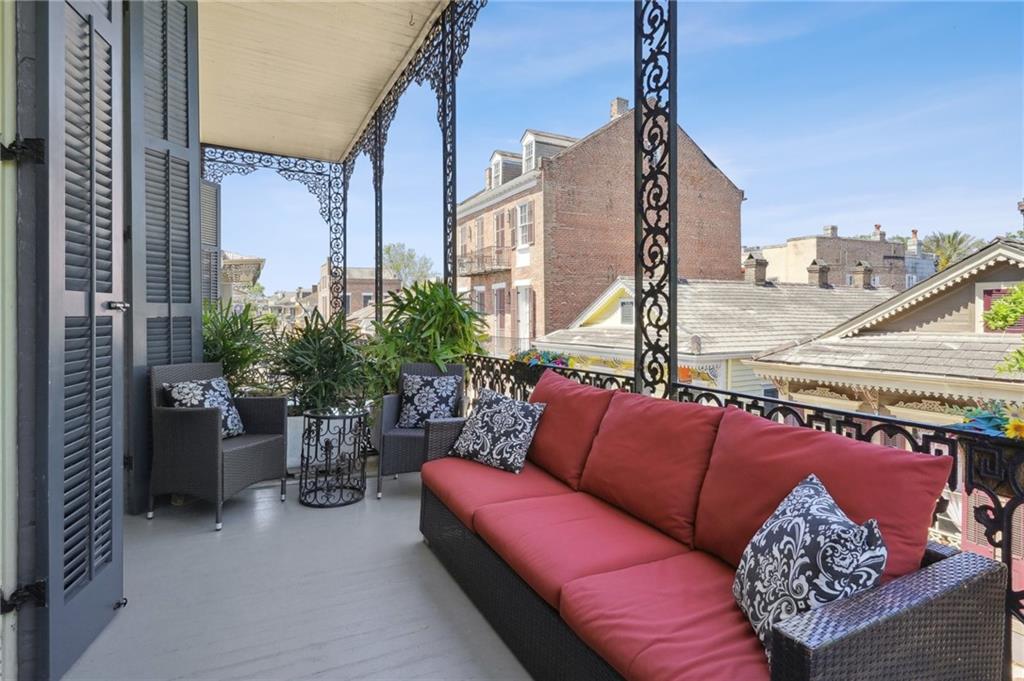 718 BARRACKS Street 3