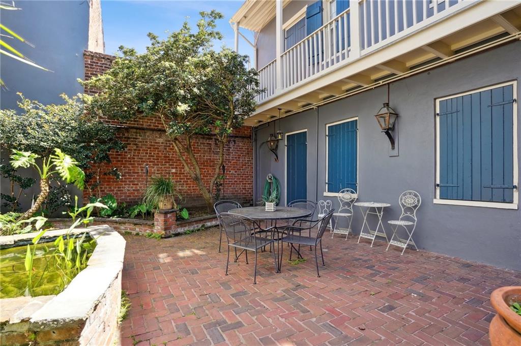 718 BARRACKS Street 3