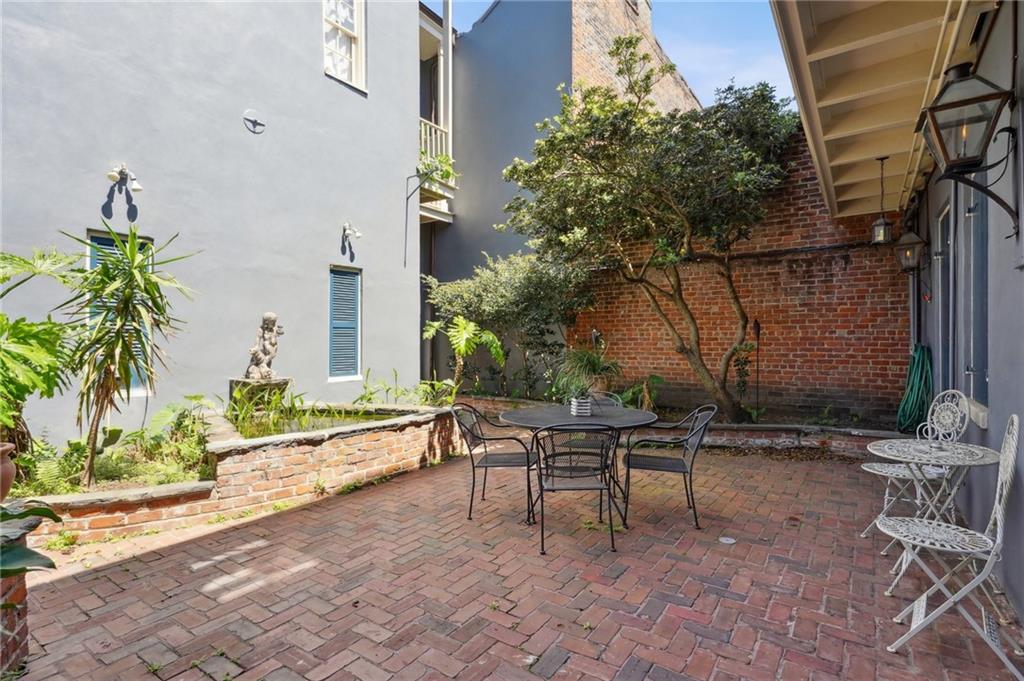 718 BARRACKS Street 3