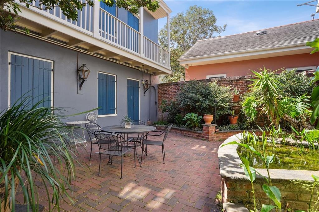 718 BARRACKS Street 3
