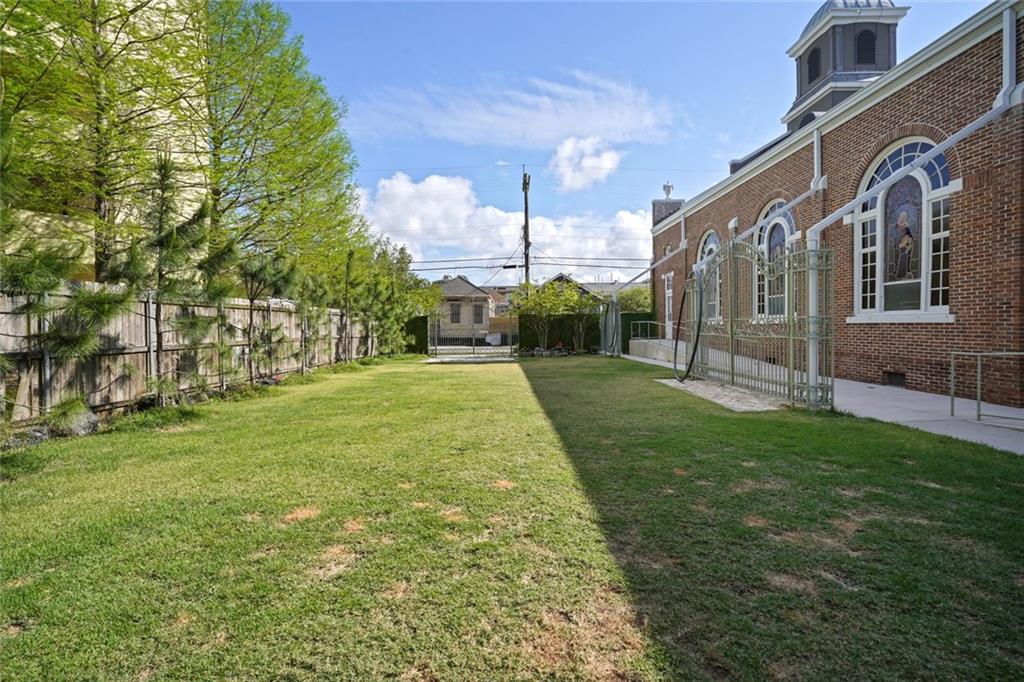 1221 MANDEVILLE Street 202