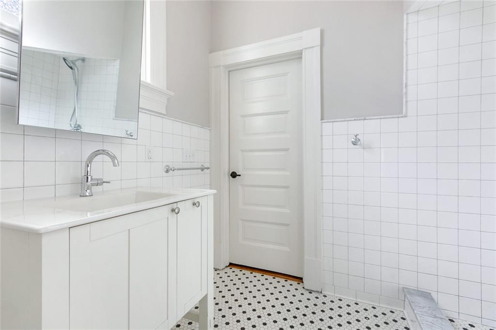 1221 MANDEVILLE Street 101