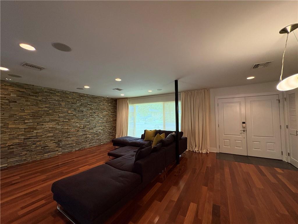 512 CRYSTAL Street