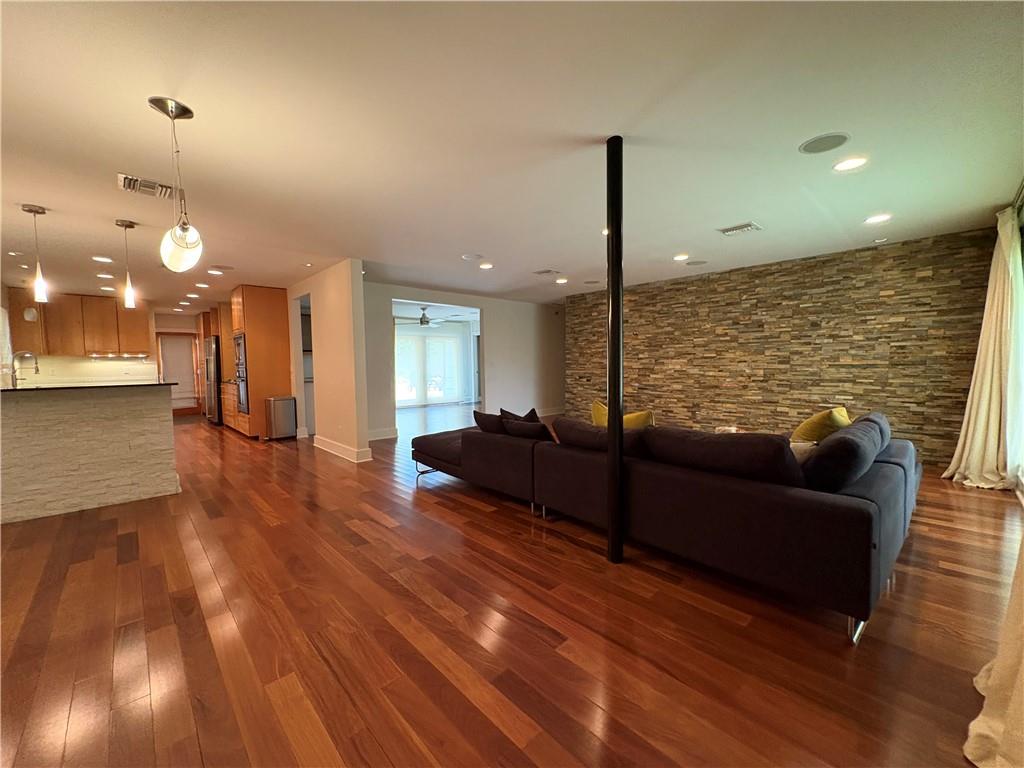 512 CRYSTAL Street