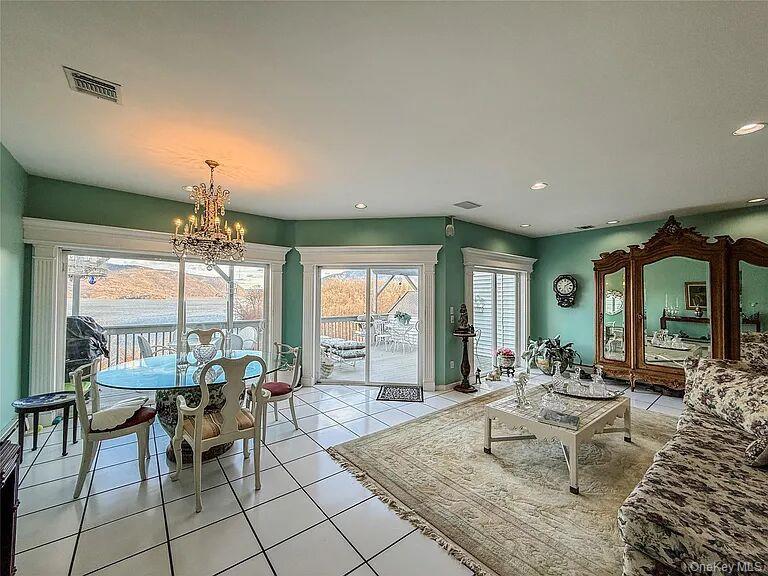 282 Tamerisk Lane