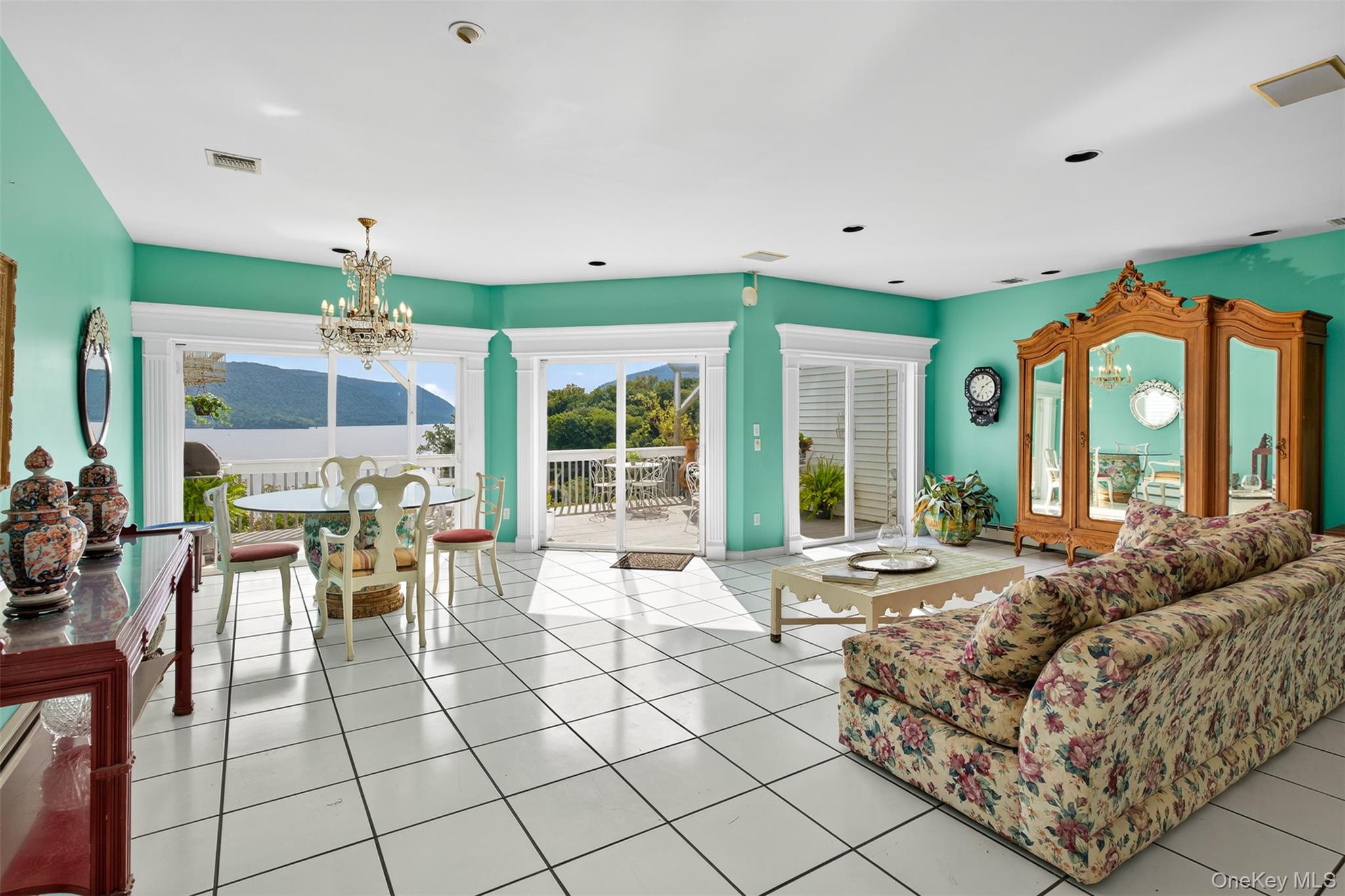 282 Tamerisk Lane