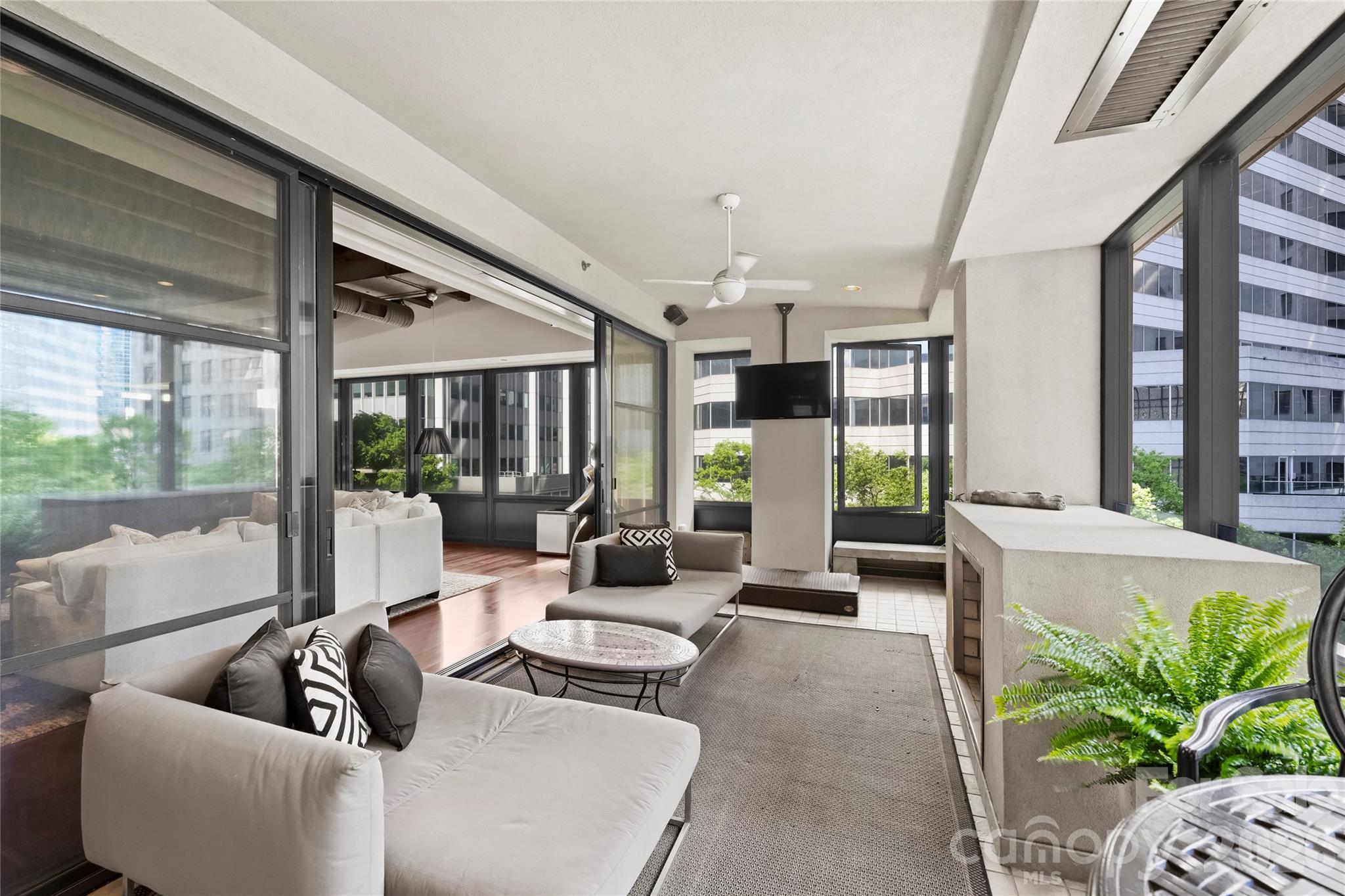 139 S Tryon Street Unit: 6
